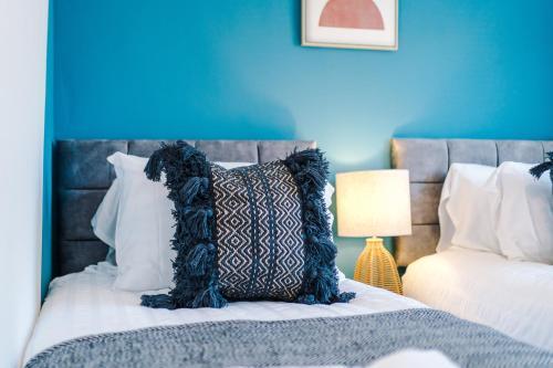 Rest&recharge @ Windsor House (2 Bedrooms, 4 Beds, Free Parking)