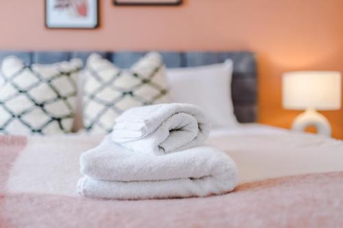 Rest&recharge @ Windsor House (2 Bedrooms, 4 Beds, Free Parking)