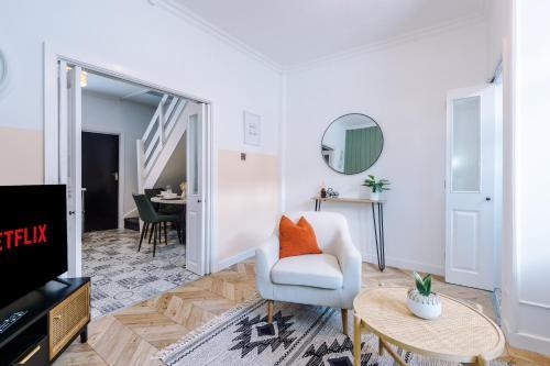 Rest&recharge @ Windsor House (2 Bedrooms, 4 Beds, Free Parking)