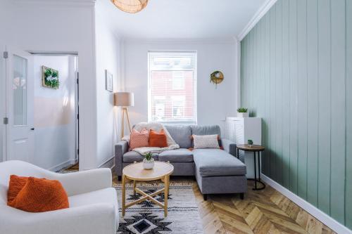 Rest&recharge @ Windsor House (2 Bedrooms, 4 Beds, Free Parking)