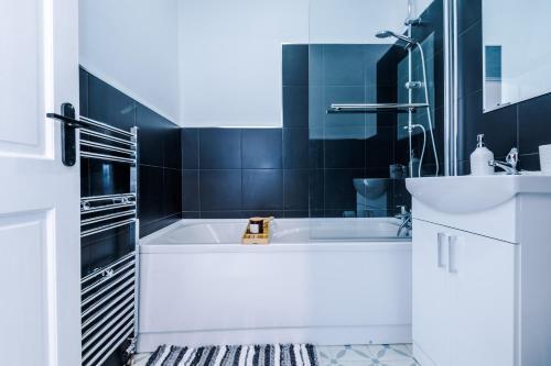 Rest&recharge @ Windsor House (2 Bedrooms, 4 Beds, Free Parking)