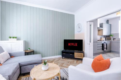 Rest&recharge @ Windsor House (2 Bedrooms, 4 Beds, Free Parking)