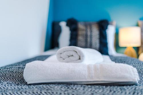 Rest&recharge @ Windsor House (2 Bedrooms, 4 Beds, Free Parking)