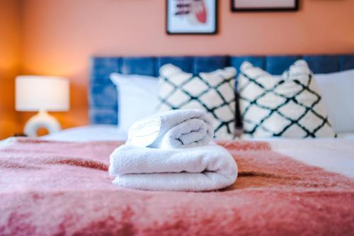 Rest&recharge @ Windsor House (2 Bedrooms, 4 Beds, Free Parking)