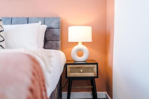 Rest&recharge @ Windsor House (2 Bedrooms, 4 Beds, Free Parking)