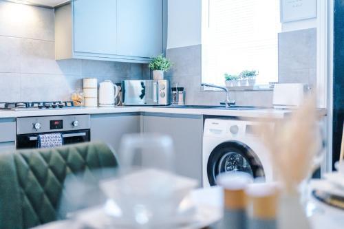 Rest&recharge @ Windsor House (2 Bedrooms, 4 Beds, Free Parking)