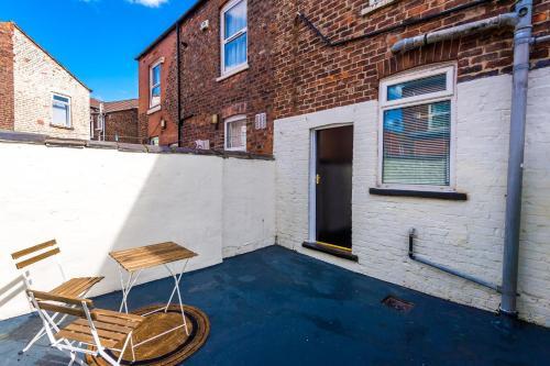 Rest&recharge @ Windsor House (2 Bedrooms, 4 Beds, Free Parking)