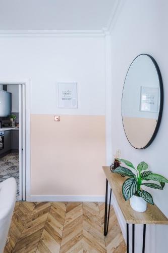 Rest&recharge @ Windsor House (2 Bedrooms, 4 Beds, Free Parking)