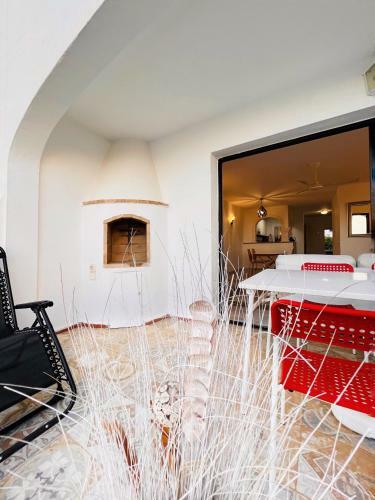 Renovated Apartment With Sea Views And Pool 400m From Beach