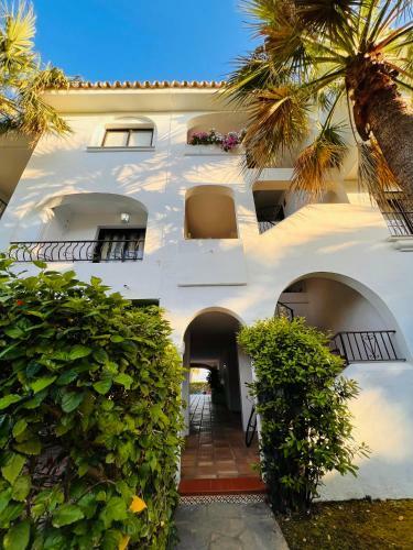 Renovated Apartment With Sea Views And Pool 400m From Beach