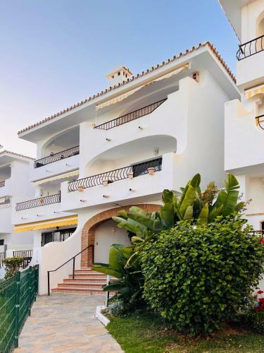 Renovated Apartment With Sea Views And Pool 400m From Beach