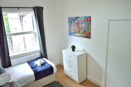 Beautiful Two-bed Apartment With Driveway Parking