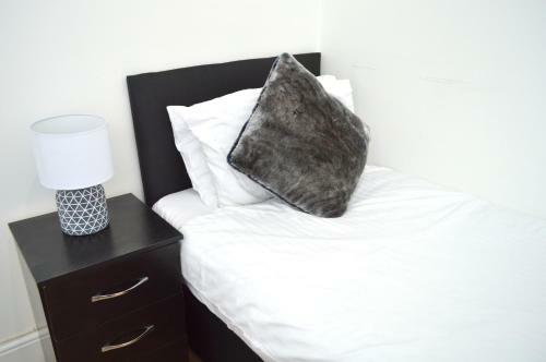Beautiful Two-bed Apartment With Driveway Parking
