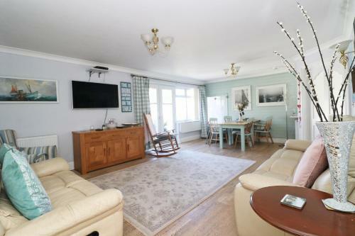 Harbourside Apartment- Estuary Views