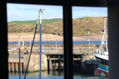 Harbourside Apartment- Estuary Views