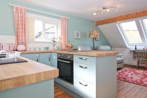 Harbourside Apartment - Water Views And Balcony