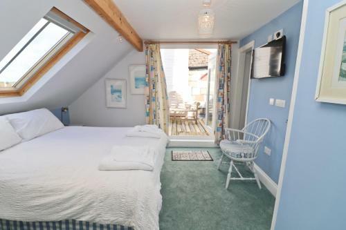 Harbourside Apartment - Water Views And Balcony