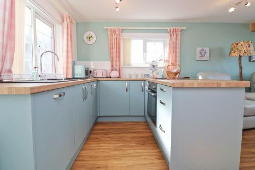 Harbourside Apartment - Water Views And Balcony