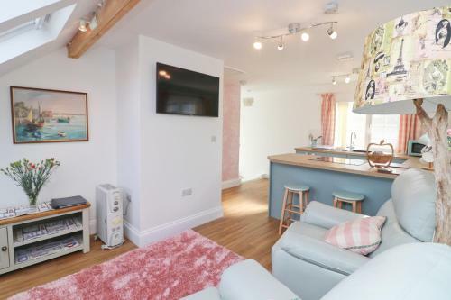 Harbourside Apartment - Water Views And Balcony
