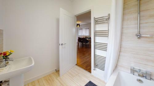 Luxury Apartment Ideal For Families & 2 Parking Spaces By Srk Accommodation