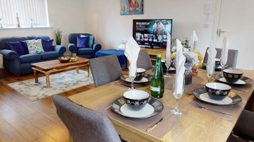 Luxury Apartment Ideal For Families & 2 Parking Spaces By Srk Accommodation
