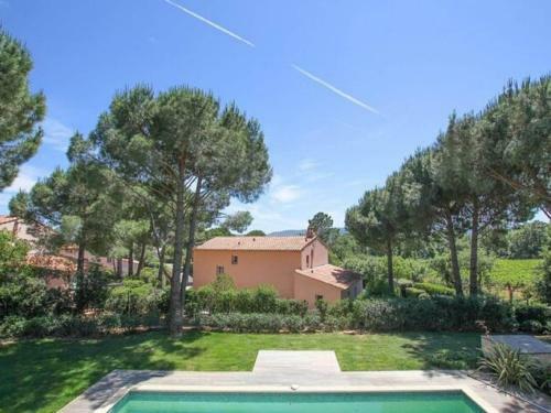 Spacious Holiday Home In Grimaud With Large Garden