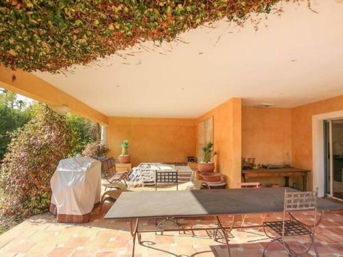 Vibrant Holiday Home In Grimaud With Private Pool