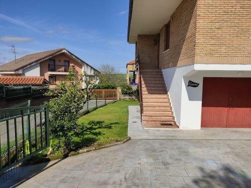 Chalet Independiente Con Jard�n