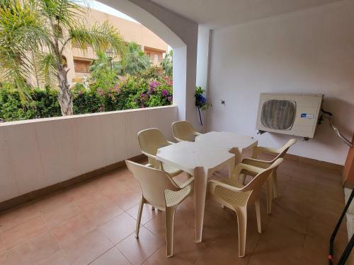 Apartamento �bajo C�lido Con Piscina Comunitaria Y Terraza Privada!