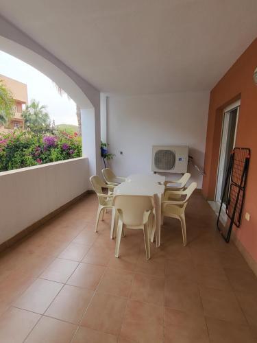 Apartamento �bajo C�lido Con Piscina Comunitaria Y Terraza Privada!