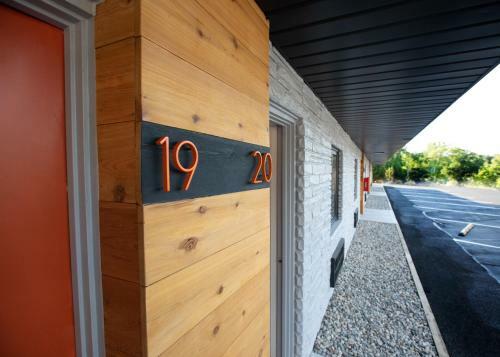 Hotel 4411 Inn & Suites