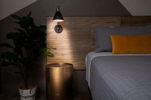 Hotel 4411 Inn & Suites
