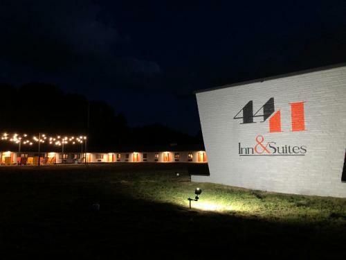 Hotel 4411 Inn & Suites