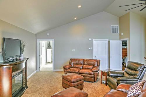 Waterfront Black Hawk Home Game Room And Boat Dock!