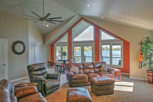 Waterfront Black Hawk Home Game Room And Boat Dock!