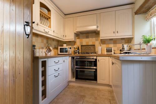 Stunning 2-bed Cottage In Fordwells