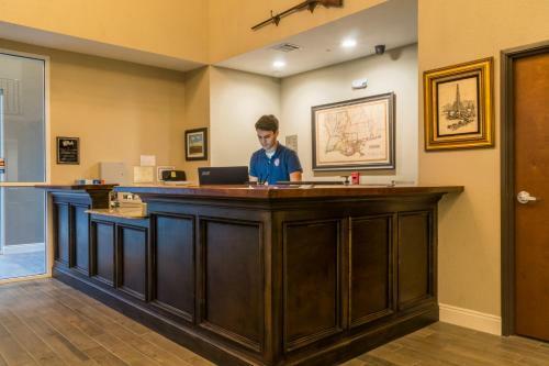 Heritage Place Hotel And Suites