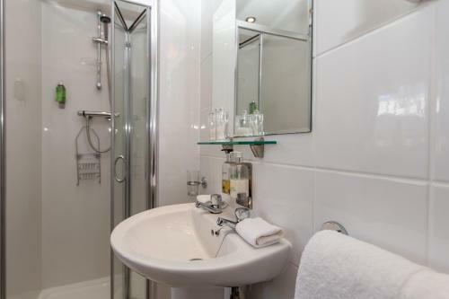 Hostal Clifton Villa Guest House