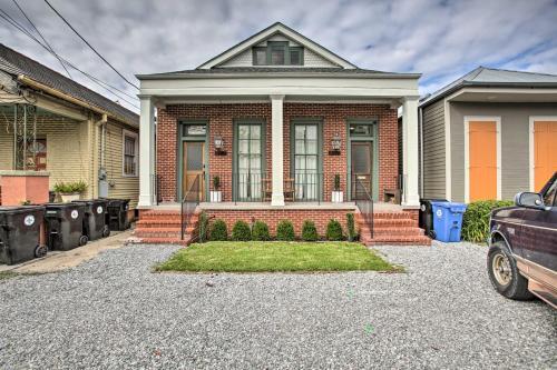 Chic Escape With Furnished Deck Walk To Cafes!