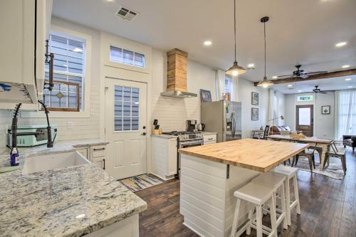 Chic Escape With Furnished Deck Walk To Cafes!