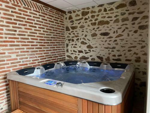 G�te Cressanges, 4 Pi�ces, 6 Personnes - Fr-1-489-28