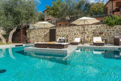 Villa Casale Montegiovi 6&4