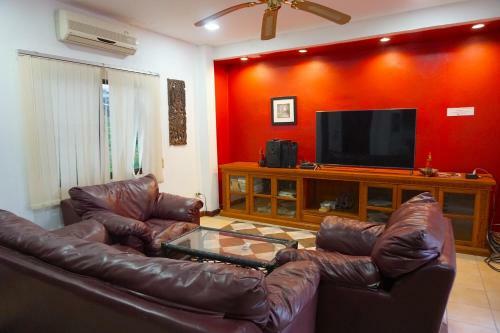 7-bedroom Pool Villa Pattaya, Pool Table, Bbq.