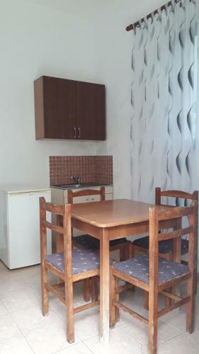 Vila Aliaj 's Apartment With Garden