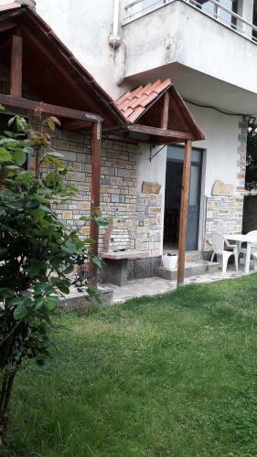 Vila Aliaj 's Apartment With Garden