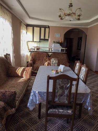 Hostal Tatev Emma B&B