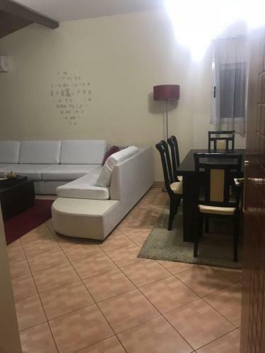 Lovely 2 Bedroom Apartment