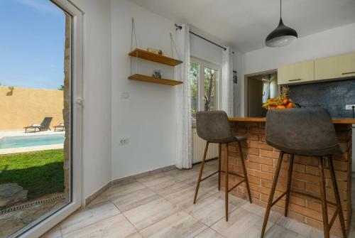 Holiday House Boky