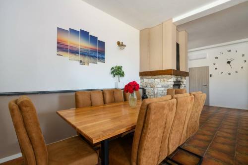 Holiday House Boky