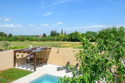 Holiday House Boky